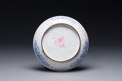 Assiette en &eacute;maux de Canton &agrave; d&eacute;cor floral, Chine, Yongzheng