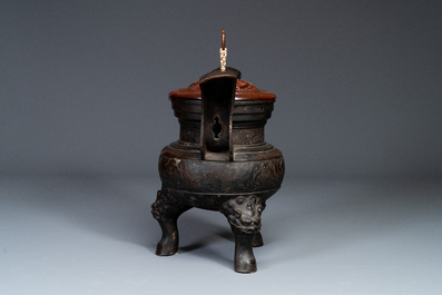 Important br&ucirc;le-parfum tripod en bronze &agrave; d&eacute;cor de taotie au couvercle en bois, Chine, Ming