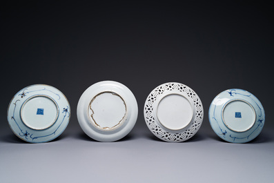 Une paire d'assiettes en porcelaine de Chine en bleu et blanc surd&eacute;cor&eacute; en Canton, une assiette aux gar&ccedil;ons jouant et une assiette ajour&eacute;e, 19&egrave;me