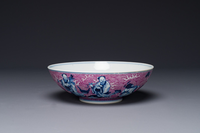 Een Chinese blauw-witte en rose-ge&euml;mailleerde kom met 'Acht Onsterfelijken', Guangxu merk en periode