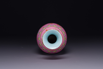 Een Chinese famille rose vaas met vlinders op roze sgraffito fond, Qianlong merk en mogelijk periode