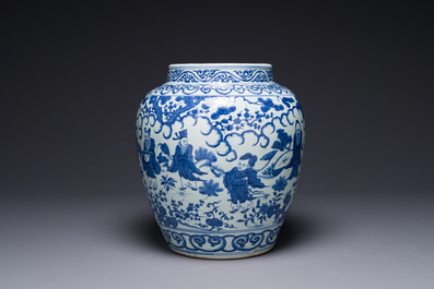 Een Chinese blauw-witte pot met 'Ba Xian Zhu Shou 八仙祝壽', Wanli merk en mogelijk periode