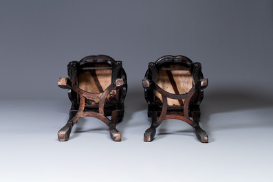 Paire de grands socles en bois sculpt&eacute;s aux plateaux en marbre, Chine, 19&egrave;me