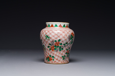 Een kleine Chinese wucai pot met floraal decor, Transitie periode
