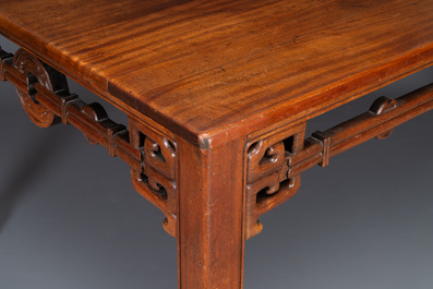 Een grote rechthoekige Chinese huanghuali houten tafel, 19/20e eeuw
