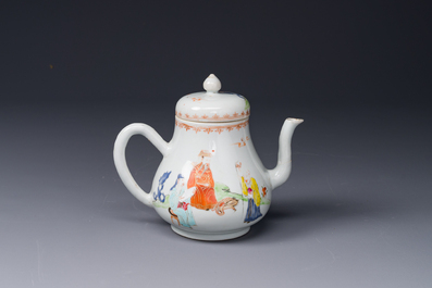 Une soupi&egrave;re couverte sur son support en porcelaine de Chine famille rose &agrave; d&eacute;cor mandarin et une th&eacute;i&egrave;re couverte, Qianlong