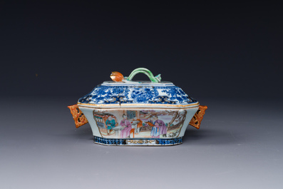 Une soupi&egrave;re couverte sur son support en porcelaine de Chine famille rose &agrave; d&eacute;cor mandarin et une th&eacute;i&egrave;re couverte, Qianlong