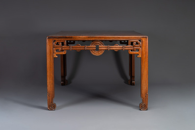 Een grote rechthoekige Chinese huanghuali houten tafel, 19/20e eeuw