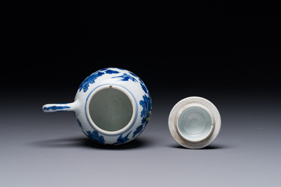 Een Chinese blauw-witte mosterdpot met floraal decor, Kangxi