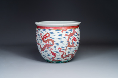 Grand aquarium en porcelaine de Chine en &eacute;maux bleu et rose &agrave; d&eacute;cor de dragons, 19/20&egrave;me