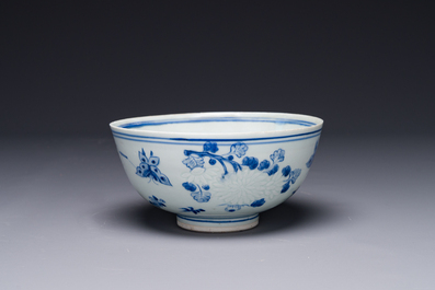 A Chinese blue and white 'Hatcher cargo' bowl with floral design, Transitional period