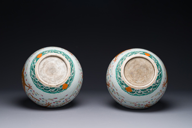 Paire de vases de forme bouteille en porcelaine de Chine famille rose &agrave; d&eacute;cor de dragons, Tongzhi/Guangxu
