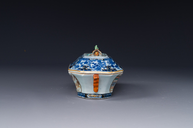 Une soupi&egrave;re couverte sur son support en porcelaine de Chine famille rose &agrave; d&eacute;cor mandarin et une th&eacute;i&egrave;re couverte, Qianlong