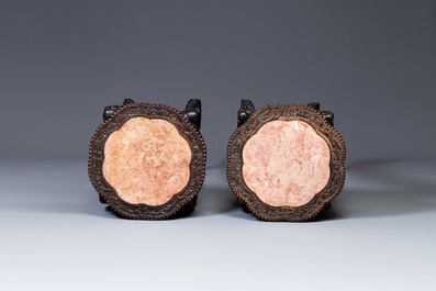 Paire de grands socles en bois sculpt&eacute;s aux plateaux en marbre, Chine, 19&egrave;me
