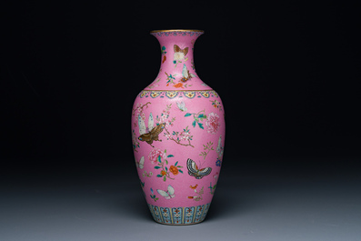 Een Chinese famille rose vaas met vlinders op roze sgraffito fond, Qianlong merk en mogelijk periode