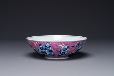 Een Chinese blauw-witte en rose-ge&euml;mailleerde kom met 'Acht Onsterfelijken', Guangxu merk en periode