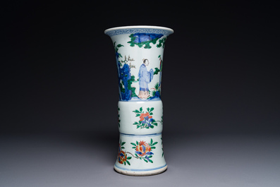 Vase de forme 'gu' en porcelaine de Chine wucai &agrave; d&eacute;cor figuratif, &eacute;poque Transition