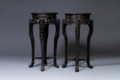 Paire de grands socles en bois sculpt&eacute;s aux plateaux en marbre, Chine, 19&egrave;me