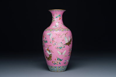 Een Chinese famille rose vaas met vlinders op roze sgraffito fond, Qianlong merk en mogelijk periode
