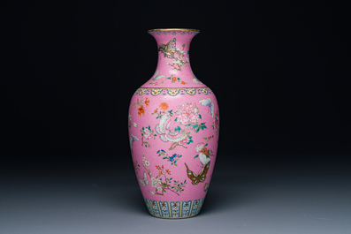 Een Chinese famille rose vaas met vlinders op roze sgraffito fond, Qianlong merk en mogelijk periode