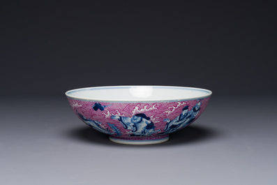 Een Chinese blauw-witte en rose-ge&euml;mailleerde kom met 'Acht Onsterfelijken', Guangxu merk en periode