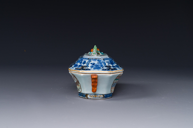 Une soupi&egrave;re couverte sur son support en porcelaine de Chine famille rose &agrave; d&eacute;cor mandarin et une th&eacute;i&egrave;re couverte, Qianlong