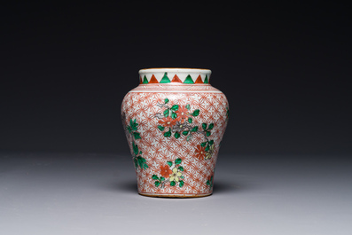 Een kleine Chinese wucai pot met floraal decor, Transitie periode