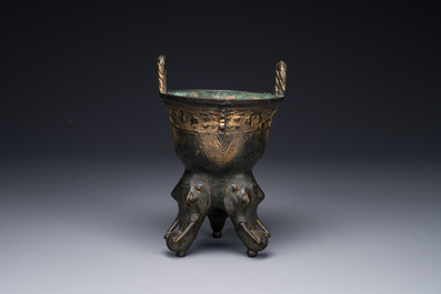 Een Chinees archa&iuml;stisch bronzen ritueel voedselvat in westerse Zhou-stijl, 'yan', Ming
