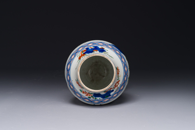 Vase en porcelaine de Chine wucai &agrave; d&eacute;cor figuratif et calligraphie, p&eacute;riode Transition