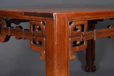 Een grote rechthoekige Chinese huanghuali houten tafel, 19/20e eeuw