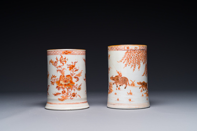Deux chopes en porcelaine de Chine en rouge de fer et dor&eacute;, Yongzheng/Qianlong
