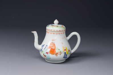 Une soupi&egrave;re couverte sur son support en porcelaine de Chine famille rose &agrave; d&eacute;cor mandarin et une th&eacute;i&egrave;re couverte, Qianlong