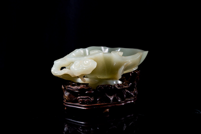 Lave-pinceaux en jade c&eacute;ladon sur socle en bois, Chine, 19/20&egrave;me