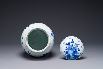 Pot couvert en porcelaine de Chine en bleu et blanc &agrave; d&eacute;cor d'oiseaux parmi des branches fleuries, p&eacute;riode Transition