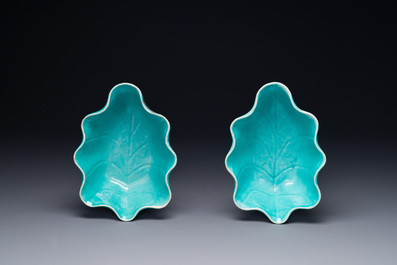 Een paar Chinese famille rose bladvormige kommen met vlinders op turquoise fondkleur, Jiaqing merk en periode
