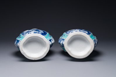 Paire de vases en porcelaine de Chine en bleu et blanc sur fond turquoise &agrave; d&eacute;cor de Pagode Whampoa et Rivi&egrave;re des Perles, Qianlong