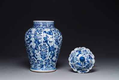 Garniture de trois vases en porcelaine de Chine en bleu et blanc &agrave; d&eacute;cor floral et de paysage, Kangxi
