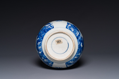 Een Chinese blauw-witte kom met mythische dieren, Kangxi
