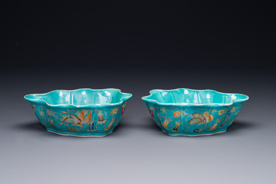 Een paar Chinese famille rose bladvormige kommen met vlinders op turquoise fondkleur, Jiaqing merk en periode