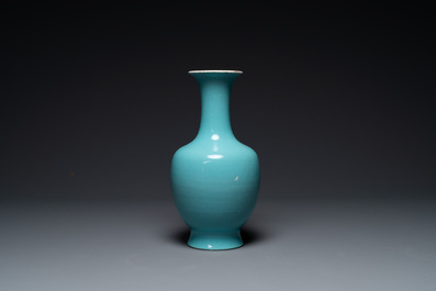 Vase en porcelaine de Chine en turquoise monochrome, marque et &eacute;poque de Qianlong