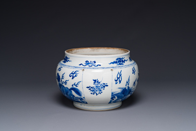 Een Chinese blauw-witte kom met mythische dieren, Kangxi