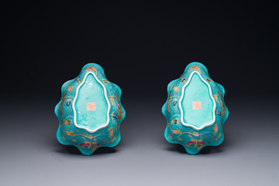Een paar Chinese famille rose bladvormige kommen met vlinders op turquoise fondkleur, Jiaqing merk en periode