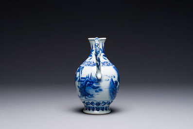 Verseuse en porcelaine de Chine en bleu et blanc &agrave; d&eacute;cor de figures dans un paysage, &eacute;poque Transition