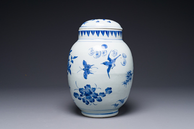 Pot couvert en porcelaine de Chine en bleu et blanc &agrave; d&eacute;cor d'oiseaux parmi des branches fleuries, p&eacute;riode Transition