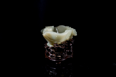 Lave-pinceaux en jade c&eacute;ladon sur socle en bois, Chine, 19/20&egrave;me