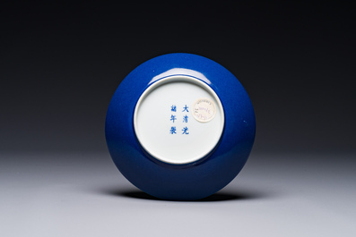 Een Chinees monochroom poederblauw bord, Guangxu merk en periode