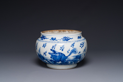 Een Chinese blauw-witte kom met mythische dieren, Kangxi