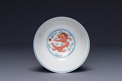 Bol en porcelaine de Chine wucai &agrave; d&eacute;cor de dragons et ph&eacute;nix, marque et &eacute;poque de Daoguang