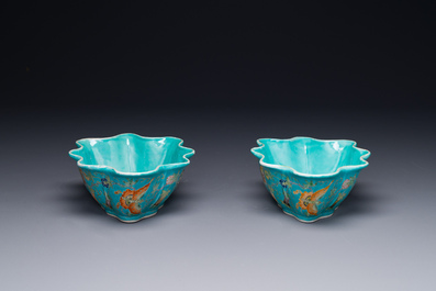 Een paar Chinese famille rose bladvormige kommen met vlinders op turquoise fondkleur, Jiaqing merk en periode
