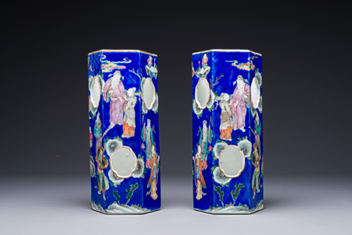 Paire de rares porte-chapeaux en porcelaine de Chine famille rose sur fond bleu &agrave; d&eacute;cor de 'huit immortels', marque et &eacute;poque de Tongzhi